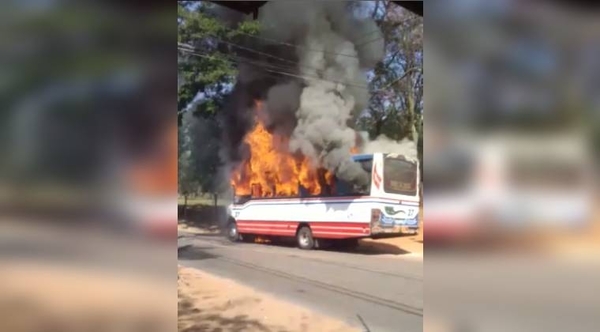 HOY / VIDEO | Ómnibus de la Línea 2 se incendia en plena marcha en San Lorenzo