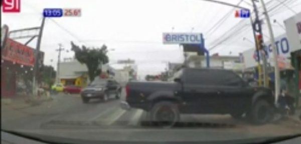 Imprudencia sobre el volante causa accidente | Noticias Paraguay