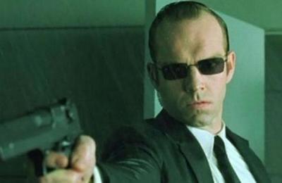 Hugo Weaving revela que Lana Wachowski no lo quiso en 'Matrix 4' - SNT