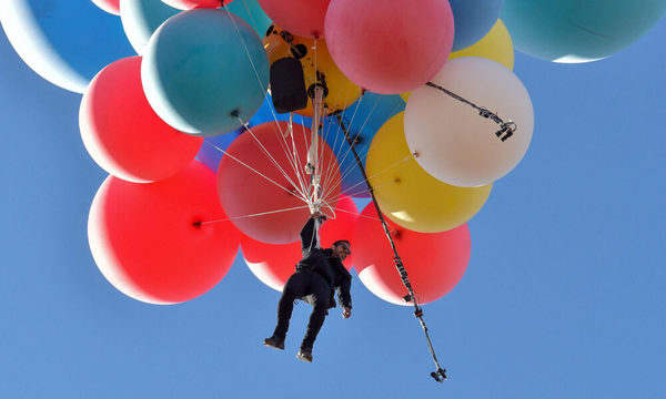 Ilusionista David Blaine recrea escena de globos de la película UP