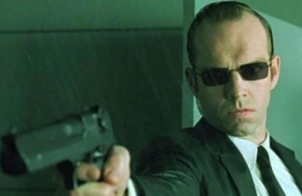 Hugo Weaving revela que Lana Wachowski no lo quiso en 'Matrix 4' - C9N