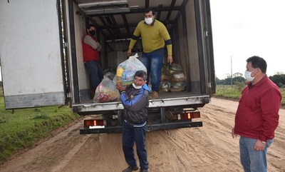 Familias de San Cosme reciben kits de alimentos