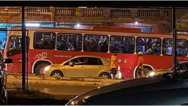 “Buses llenos es una contradicción del Gobierno”