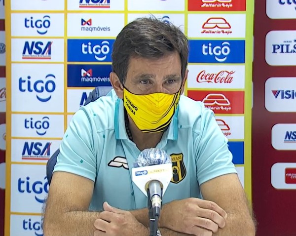 Gustavo Costas elogia la labor de su equipo