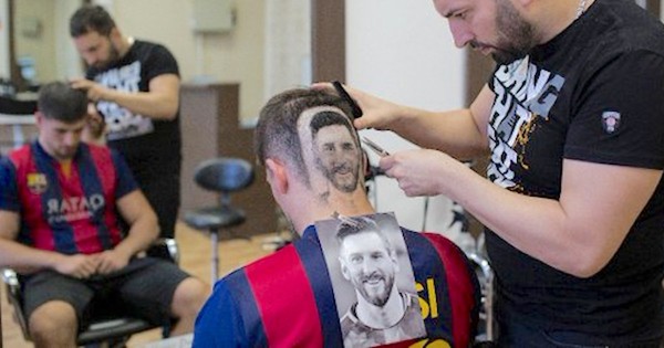 La Nación / Un peluquero diseña a Messi y a Ronaldo en las cabezas de sus clientes en Serbia