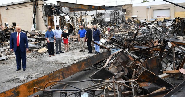 La Nación / Donald Trump visita Kenosha y habla de “terrorismo doméstico”
