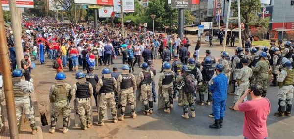 Manifestantes marchan en el Este