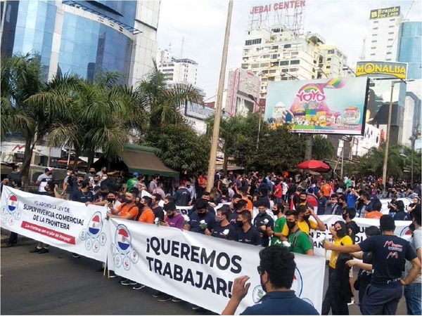 Comerciantes y trabajadores de CDE piden reabrir la frontera