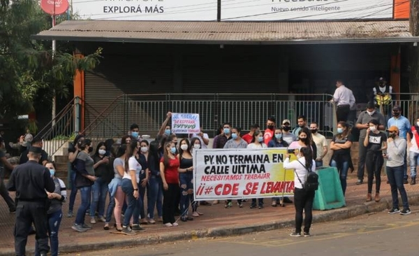 HOY / CDE: Comerciantes se manifiestan y exigen reapertura del Puente