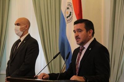 “Nos meó el pombero”, responde historiador a Petta tras impertinente tuit