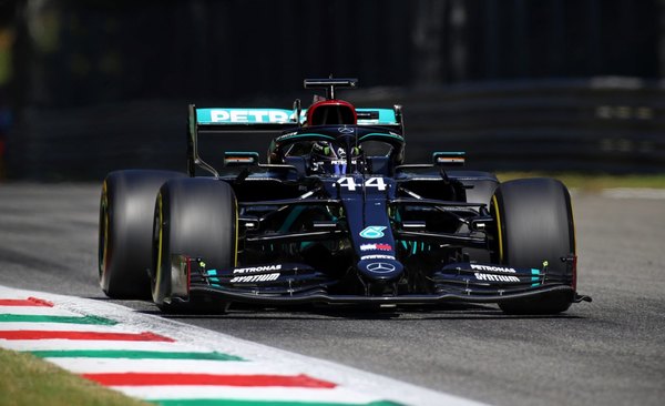 Hamilton logra la 'pole' en Monza escoltado por su compañero Bottas
