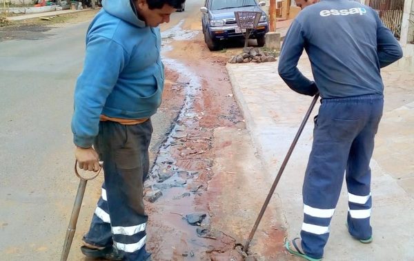 Essap cambia tuberías en el barrio Santísima Trinidad