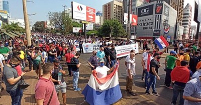 La Nación / Manifestación en CDE: “Asunción nos considera una colonia”, gritó empresario en alusión al Gobierno