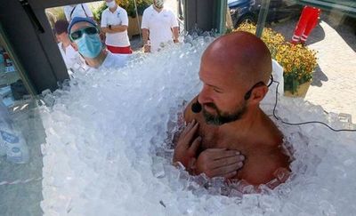 Un austríaco en bañador permanece 2,5 horas en un cabina llena de hielo