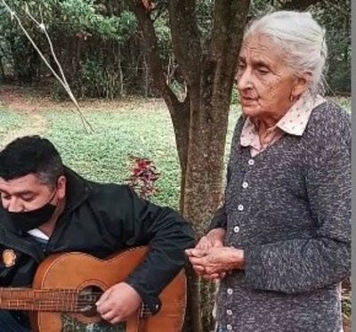 Crónica / (VÍDEO) Ña “Conchita”, la abuela de las “peñas” virtuales