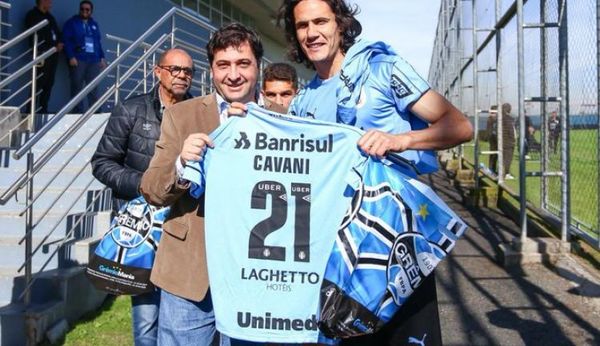 Edinson Cavani mueve multitudes mientras define su futuro