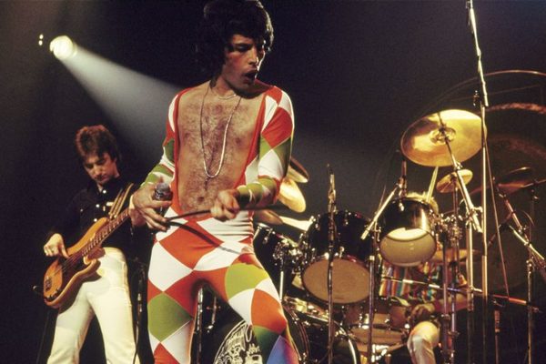 Atuendos que caracterizan el exótico estilo de Freddie Mercury
