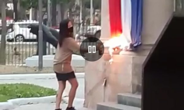 Queman bandera paraguaya del Panteón (video)