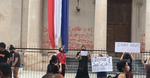 La Nación / Manifestantes dañan el Panteón Nacional de los Héroes
