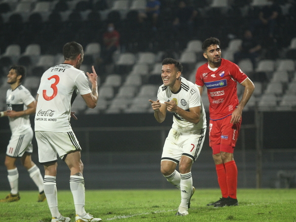 Olimpia se mantiene en la carrera por el título tras golear a Nacional