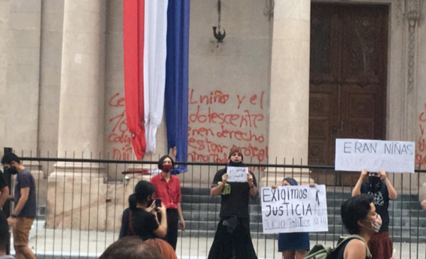 HOY / Profanan Panteón de los Héroes en "protesta" por muerte de niñas en el Norte