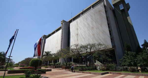 La Nación / Demanda de dólares en mercado local sigue superando a la oferta