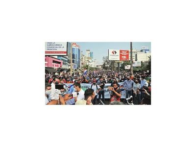 Miles de ciudadanos de CDE copan las calles y exigen abrir la frontera