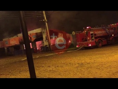 VORAZ INCENDIO CONSUME UNA VIVIENDA Y COMERCIO EN FRAM