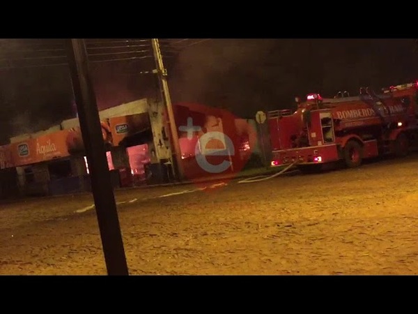 VORAZ INCENDIO CONSUME UNA VIVIENDA Y COMERCIO EN FRAM