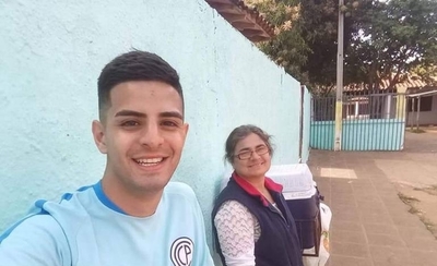 HOY / Vendiendo empanadas, un joven afronta el desafío de juntar el dinero para su operación