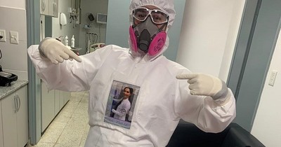 La Nación / Terapista pone su foto en traje de bioseguridad: “Puede asustar despertar y vernos vestidos como astronautas”