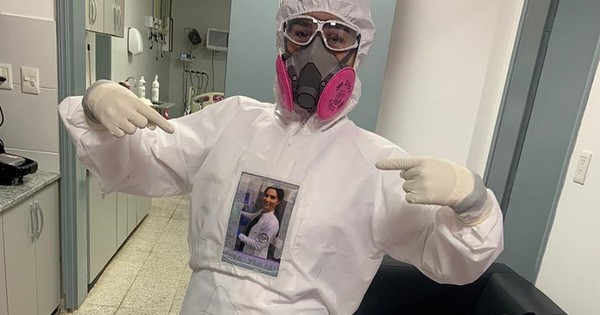 La Nación / Terapista pone su foto en traje de bioseguridad: “Puede asustar despertar y vernos vestidos como astronautas”
