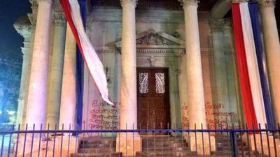 Ordenan detener a quienes atentaron contra bandera paraguaya y Panteón de los Héroes