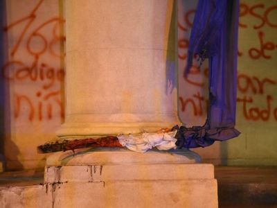 Ordenan detención de mujeres que dañaron el Panteón en protesta