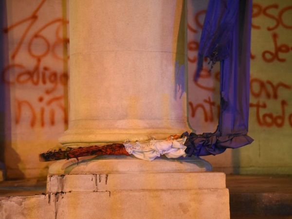 Ordenan detención de mujeres que dañaron el Panteón en protesta