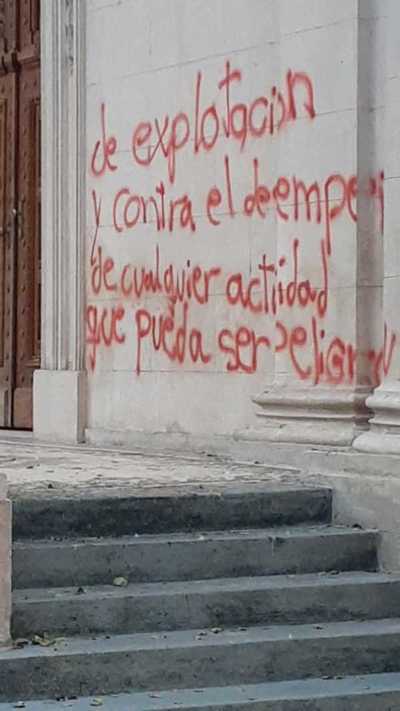 Disponen detención de tres personas por daño a símbolos patrios durante manifestación