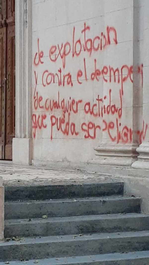 Disponen detención de tres personas por daño a símbolos patrios durante manifestación