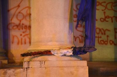 Ordenan detención de mujeres que dañaron el Panteón de los Héroes en protesta