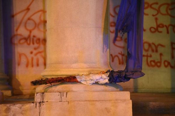 Ordenan detención de mujeres que dañaron el Panteón de los Héroes en protesta