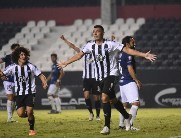 Libertad golea a Guaireña y mete presión al líder