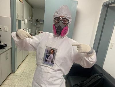 Médica pedrojuanina pone su foto en traje de bioseguridad: Puede asustar despertar y vernos vestidos como astronautas