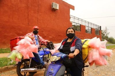 Con venta de algodones de azúcar, matrimonio saca adelante a su familia