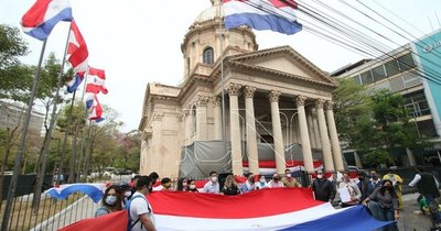 La Nación / Ciudadanía denuncia a personas que violentaron y quemaron símbolos patrios