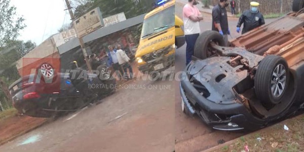 CHOCÓ CONTRA UN ÁRBOL Y LUEGO VOLCÓ EN CÉNTRICA AVENIDA DE OBLIGADO