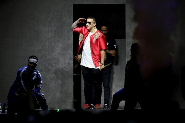 Daddy Yankee celebra el premio de la plataforma iHeartRadio por su tema «Con Calma» - MarketData