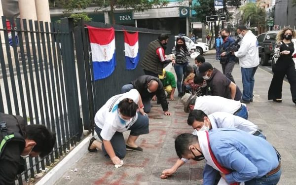 Ciudadanos marcharon para limpiar el Panteón de los Héroes tras hechos vandálicos