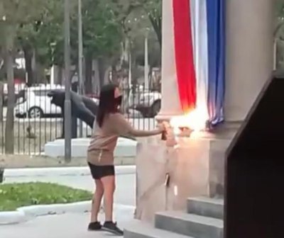 Crónica / Imputan a las personas que dañaron símbolos patrios