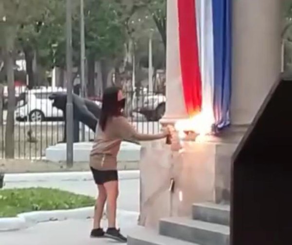 Crónica / Imputan a las personas que dañaron símbolos patrios