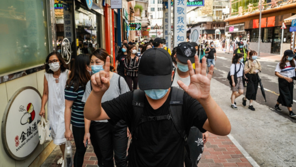Policía de Hong Kong realiza arrestos a medida que regresan las protestas