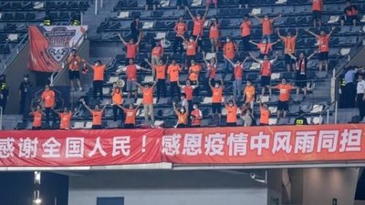 Entre lágrimas, hinchas en Wuhan vuelven a ver a su equipo en vivo